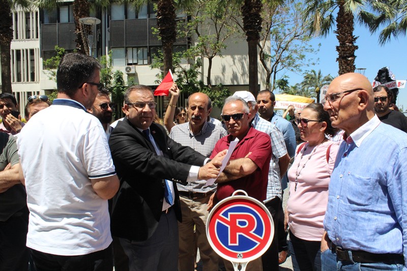 İzmir'de siyah çelenk bırakma krizi
