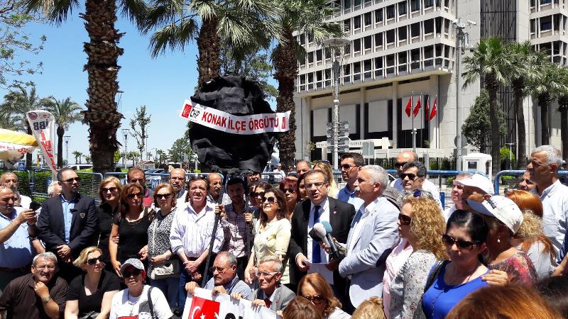İzmir'de siyah çelenk bırakma krizi