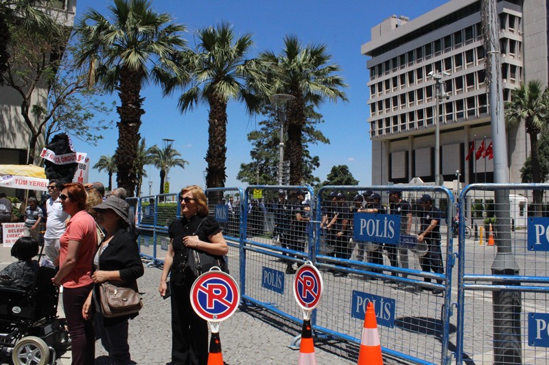 İzmir'de siyah çelenk bırakma krizi