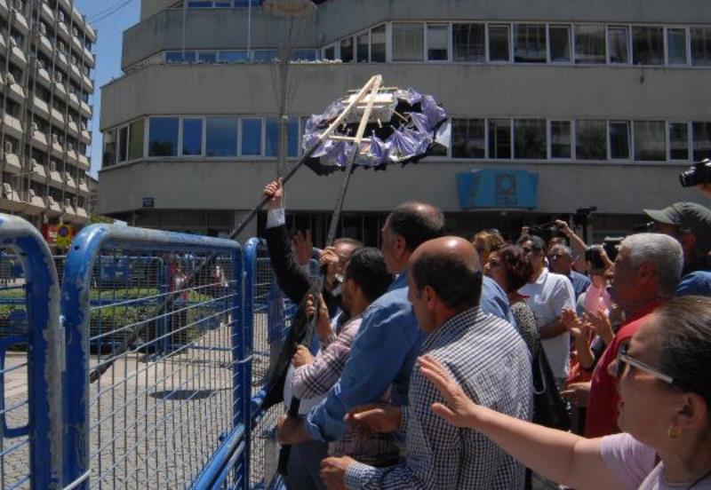 İzmir'de siyah çelenk bırakma krizi