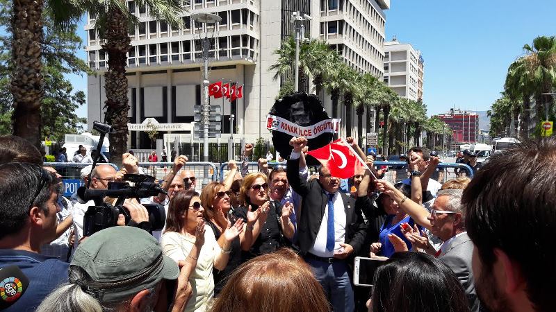 İzmir'de siyah çelenk bırakma krizi
