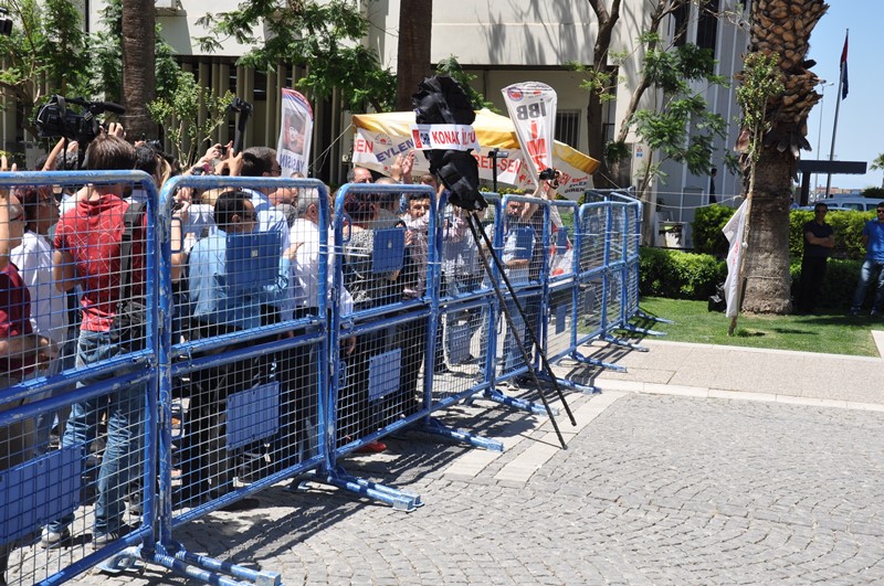 İzmir'de siyah çelenk bırakma krizi