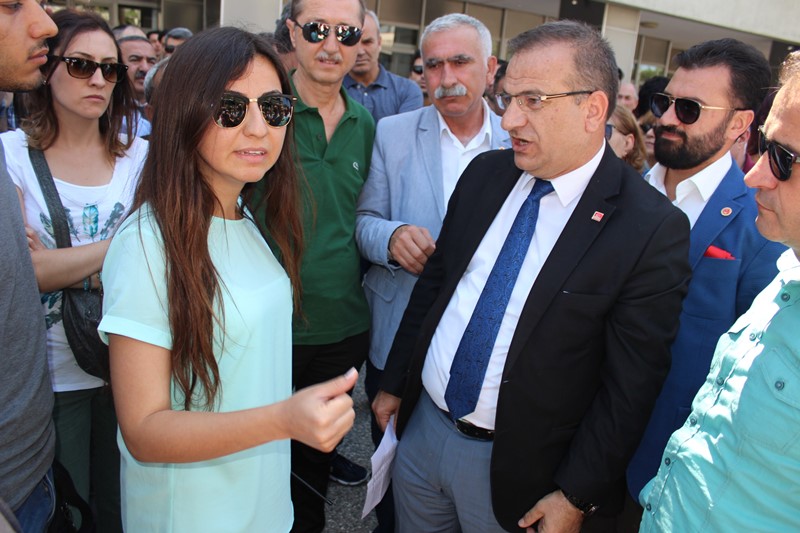 İzmir'de siyah çelenk bırakma krizi