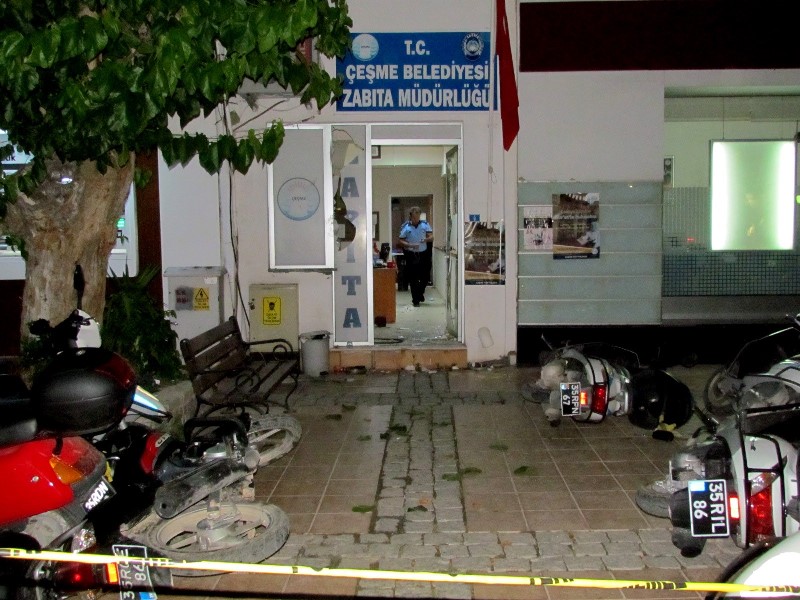 Zabıtalara sinirlendi müdürlük binasına saldırdı