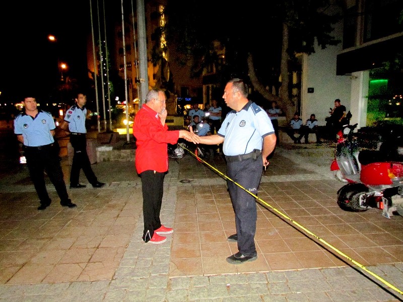 Zabıtalara sinirlendi müdürlük binasına saldırdı