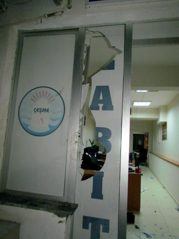 Zabıtalara sinirlendi müdürlük binasına saldırdı