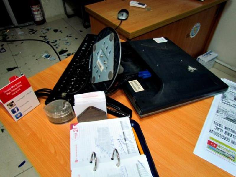 Zabıtalara sinirlendi müdürlük binasına saldırdı