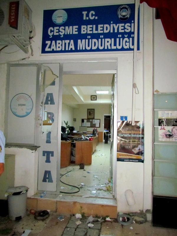 Zabıtalara sinirlendi müdürlük binasına saldırdı
