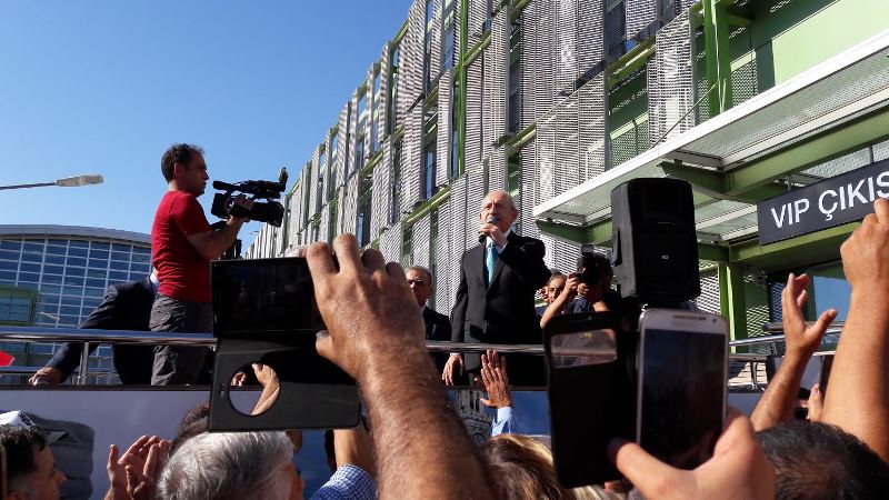 Kılıçdaroğlu'na İzmir'de coşkulu karşılama