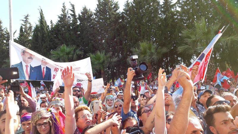 Kılıçdaroğlu'na İzmir'de coşkulu karşılama
