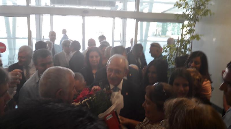 Kılıçdaroğlu'na İzmir'de coşkulu karşılama
