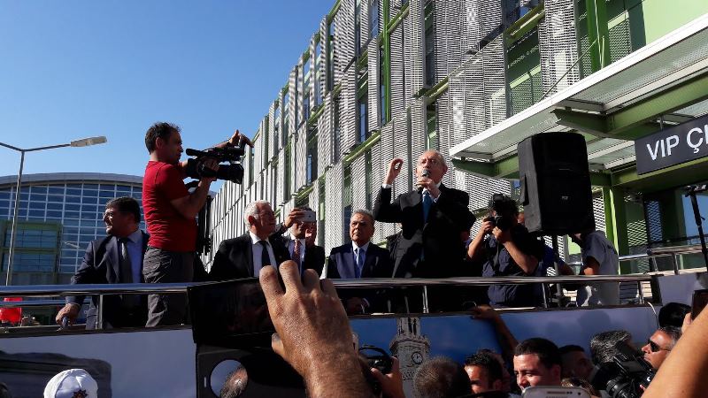 Kılıçdaroğlu'na İzmir'de coşkulu karşılama