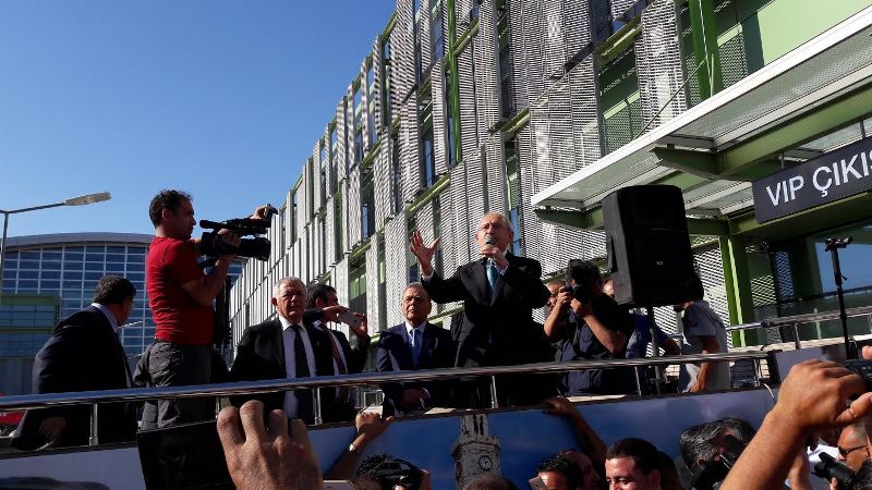 Kılıçdaroğlu'na İzmir'de coşkulu karşılama