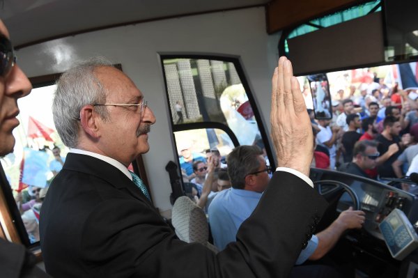 Kılıçdaroğlu'na İzmir'de coşkulu karşılama