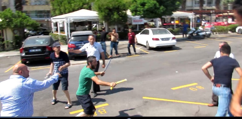 Zabıtaya palalı saldırı kamerada