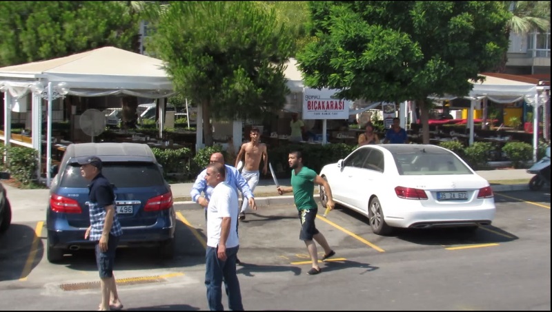 Zabıtaya palalı saldırı kamerada