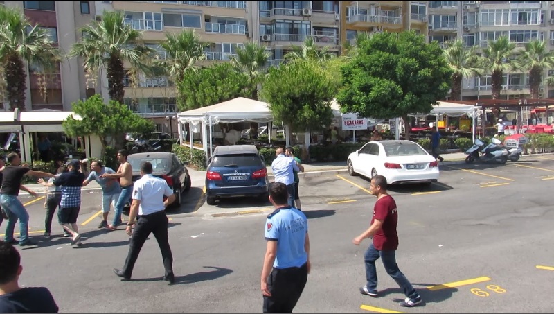 Zabıtaya palalı saldırı kamerada