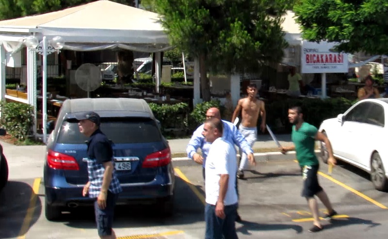 Zabıtaya palalı saldırı kamerada