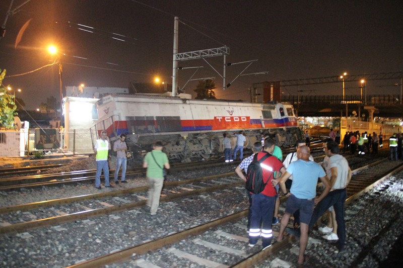 İzmir'de tren kazası ucuz atlatıldı