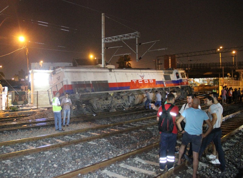 İzmir'de tren kazası ucuz atlatıldı