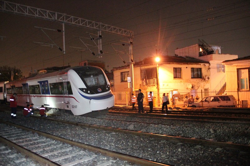 İzmir'de tren kazası ucuz atlatıldı