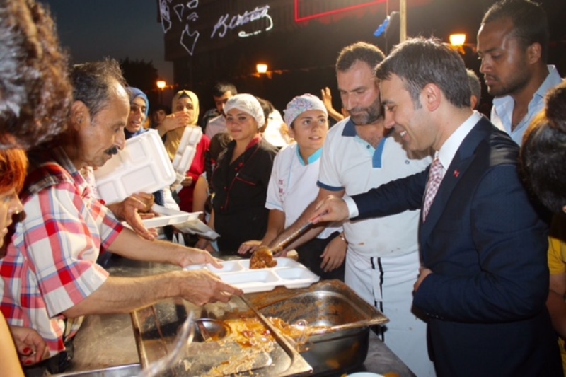 Konak Meydanı'nda iftar