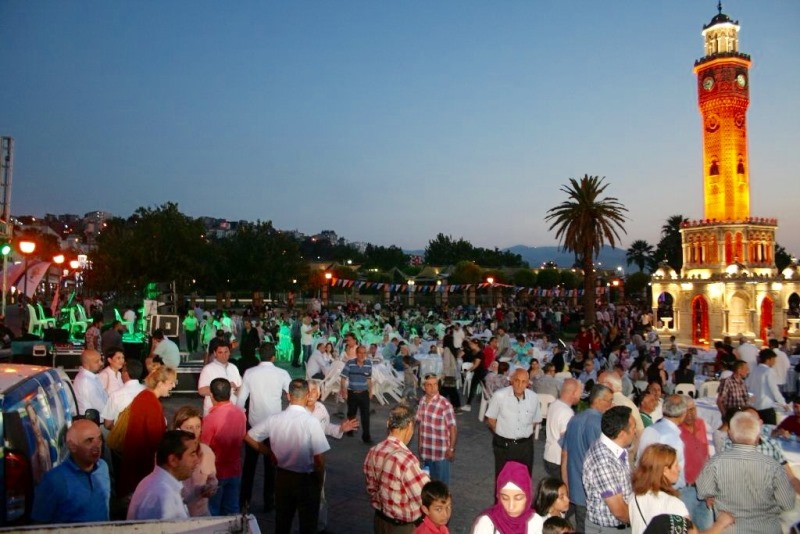 Konak Meydanı'nda iftar
