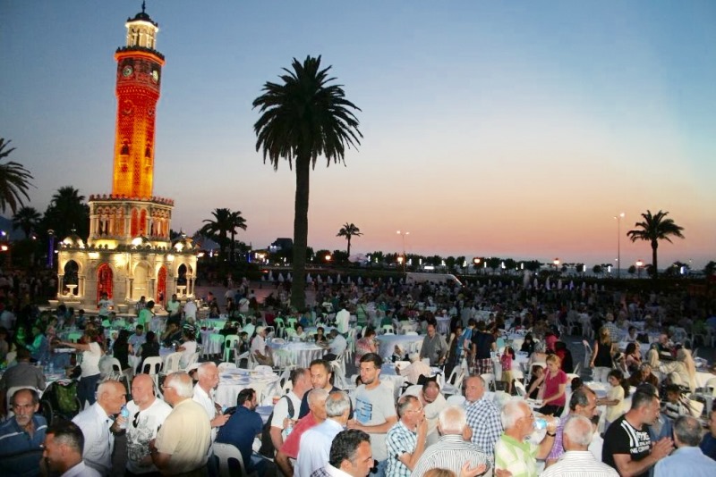 Konak Meydanı'nda iftar