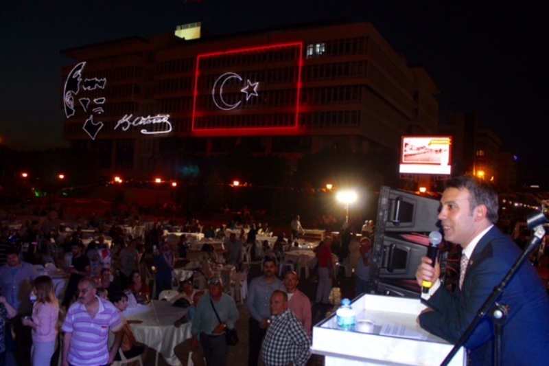Konak Meydanı'nda iftar
