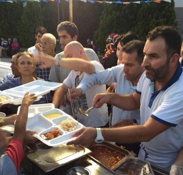 Konak Meydanı'nda iftar