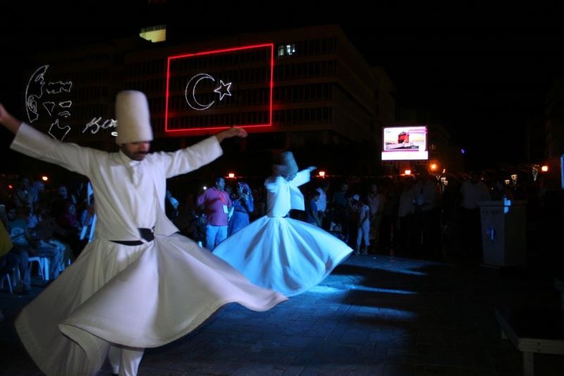 Konak Meydanı'nda iftar