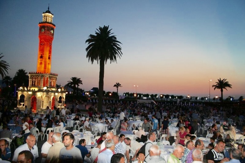 Konak Meydanı'nda iftar