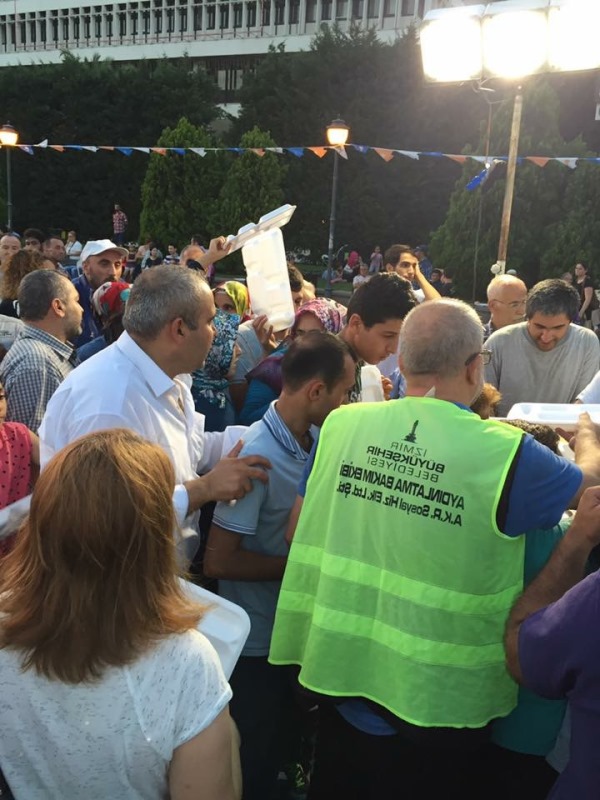 Konak Meydanı'nda iftar