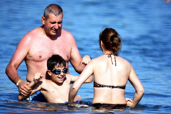 Bodrum plajları her şeye rağmen rengarenk