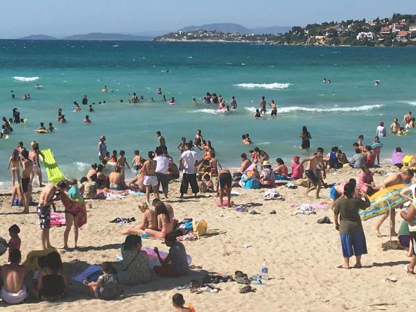 Sıcaktan bunalan, Çeşme sahillerine koştu