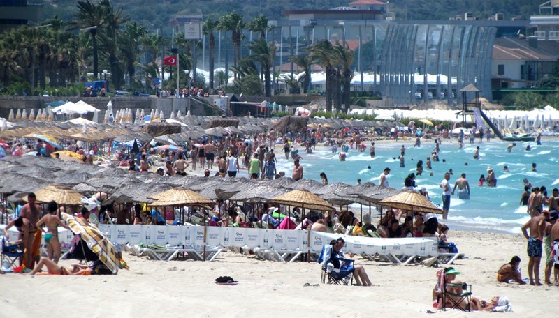 Sıcaktan bunalan, Çeşme sahillerine koştu