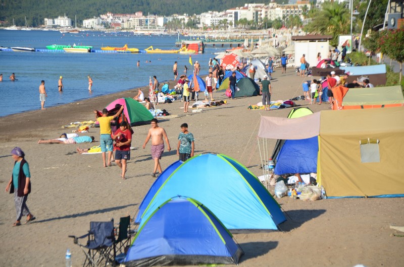 Turizm cennetinin plajları çadırkent oldu