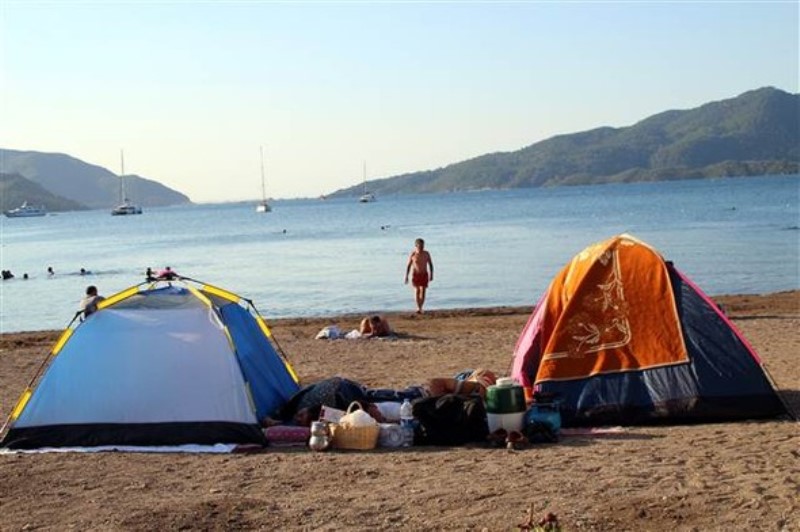 Turizm cennetinin plajları çadırkent oldu