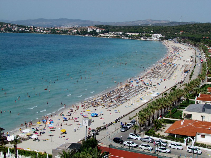 Sıcaktan bunalan, Çeşme sahillerine koştu