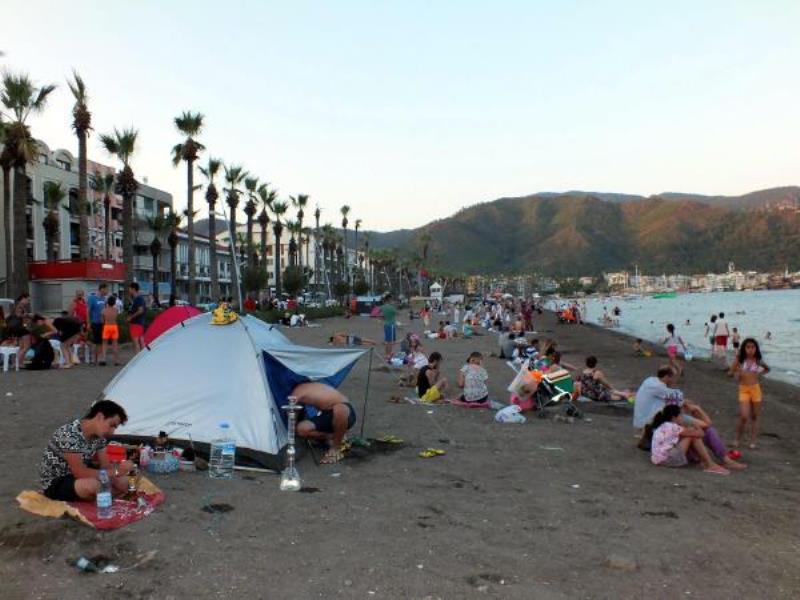 Turizm cennetinin plajları çadırkent oldu