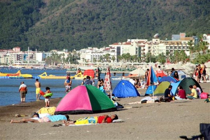 Turizm cennetinin plajları çadırkent oldu