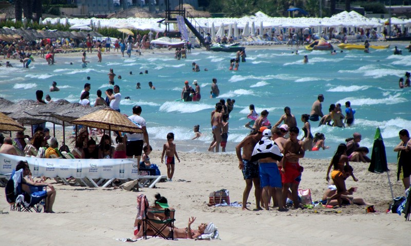 Sıcaktan bunalan, Çeşme sahillerine koştu
