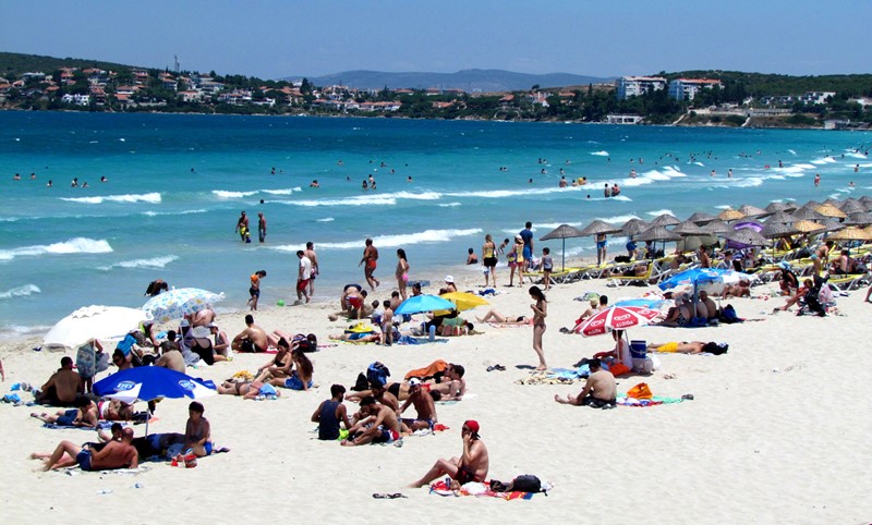 Sıcaktan bunalan, Çeşme sahillerine koştu