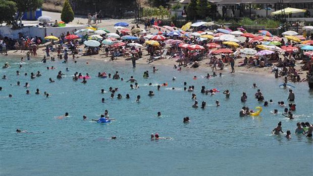 Sıcaktan bunalan, Çeşme sahillerine koştu
