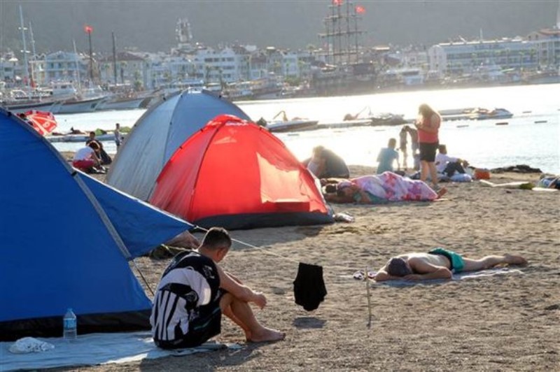 Turizm cennetinin plajları çadırkent oldu