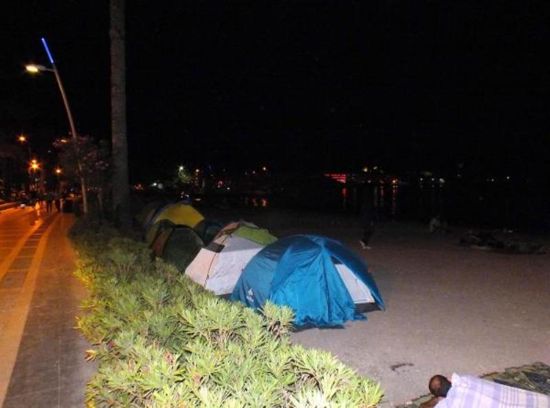 Turizm cennetinin plajları çadırkent oldu