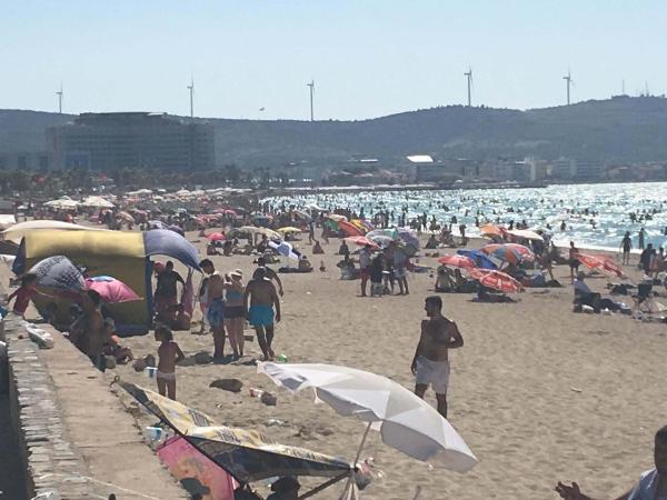Sıcaktan bunalan, Çeşme sahillerine koştu