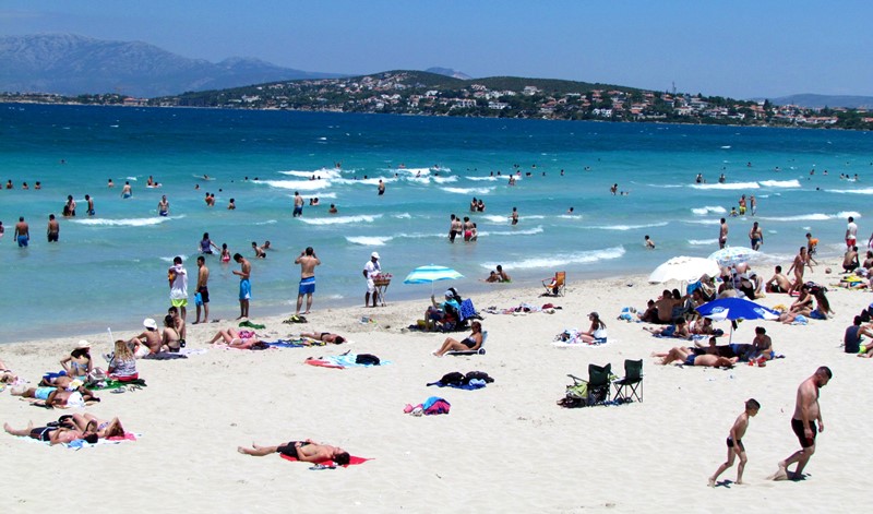 Sıcaktan bunalan, Çeşme sahillerine koştu