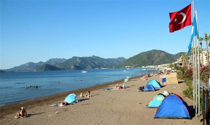 Turizm cennetinin plajları çadırkent oldu