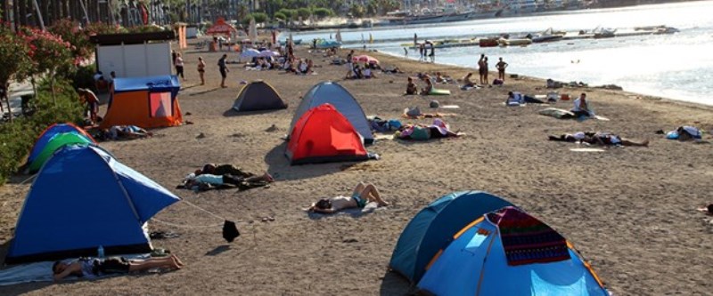 Turizm cennetinin plajları çadırkent oldu